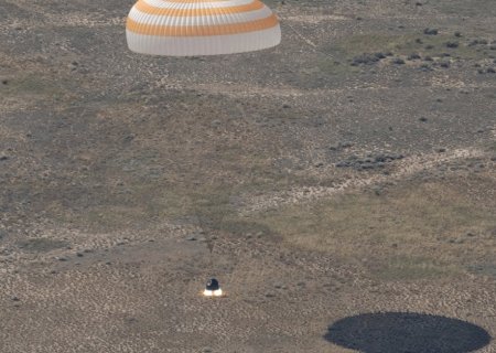 Após 241 dias no espaço, astronautas russos e americano russos voltam à Terra