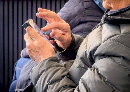 A indústria global de falsos médicos feitos por IA que usa o medo para viralizar entre idosos no Brasil: 'Achei que fosse real'