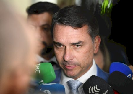 Flávio Bolsonaro sai em defesa de Valdemar Costa Neto e fala em 'perseguição'