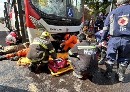 Motociclista é arrastada e fica presa sob ônibus após ser atingida em avenida