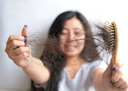 Canetas emagrecedoras aumentam risco de queda de cabelo, aponta estudo