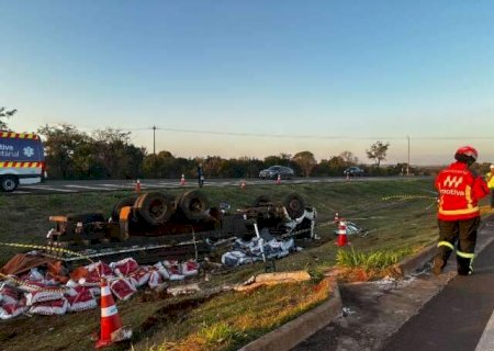 Motorista de 72 anos morre após caminhão com sal mineral capotar na rodovia