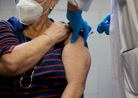Pode tomar vacina da gripe e da covid no mesmo dia? O que diz estudo com 2,5 milhões de adultos