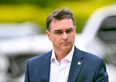 OAB pede a Moraes que assegure comunicação entre Flávio e Jair Bolsonaro