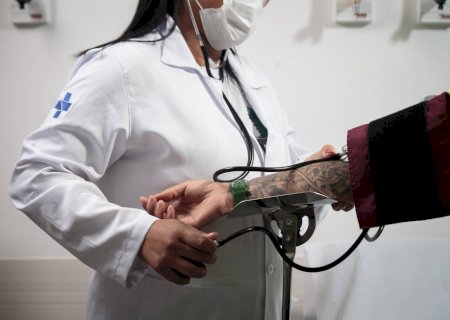 Emendas parlamentares para o SUS bancam mais material de escritório do que equipamentos de saúde