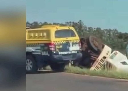 Caminhão tomba e motorista morre preso nas ferragens em MS