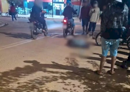 Homem é baleado na cabeça por dois atiradores emboscados