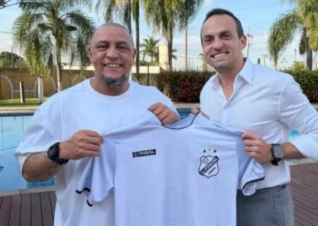 Roberto Carlos posa com camisa da Inter de Limeira e aguarda “assinatura final” pela SAF