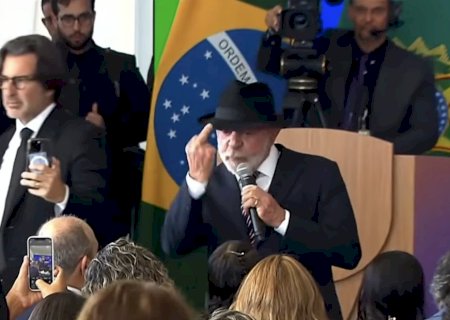 Por que Lula mostrou o dedo do meio em evento oficial do governo