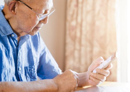 Celular pode aumentar risco de depressão depois dos 60, mas depende de como é usado