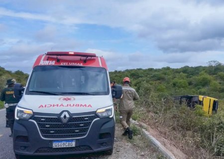 Ônibus com romeiros tomba e provoca morte de duas pessoas