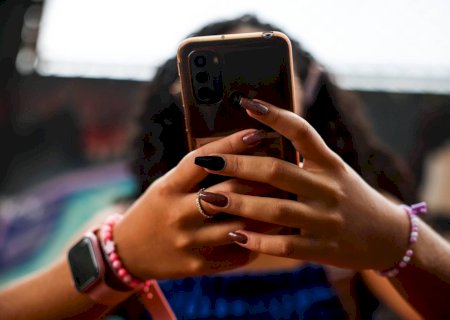 Como identificar sinais de que adolescentes sofrem coerção online e iniciar um diálogo sem intimidar