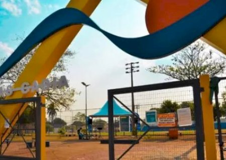 Homem tem crânio afundado após ser agredido com enxada em praça