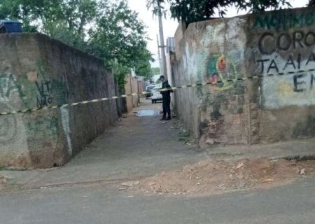 Ataque em beco deixa um morto com rosto deformado e outro ferido