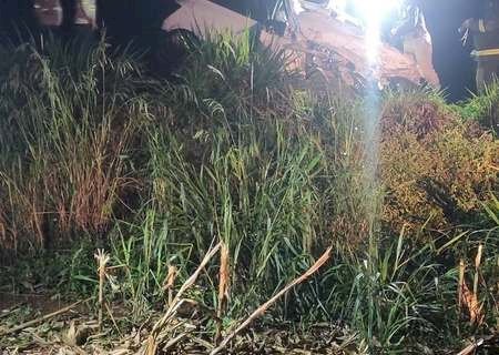 Casal morre ao atingir anta e colidir com caminhão-tanque