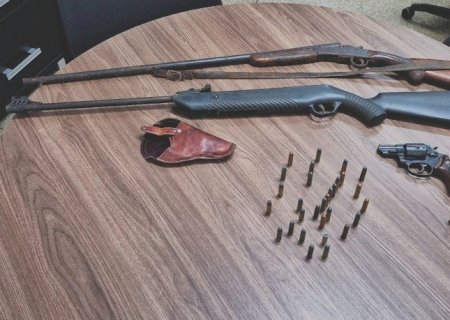 Ao cumprir mandados de busca, polícia apreende 3 armas de autor de ameaças