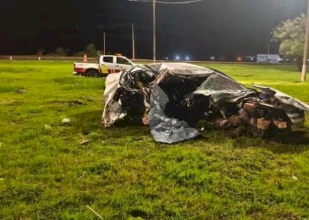 A caminho do trabalho, motorista morre ao atingir carro contra árvore