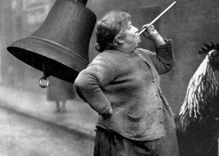 Os curiosos métodos que as pessoas usavam para acordar antes da invenção dos despertadores e dos celulares