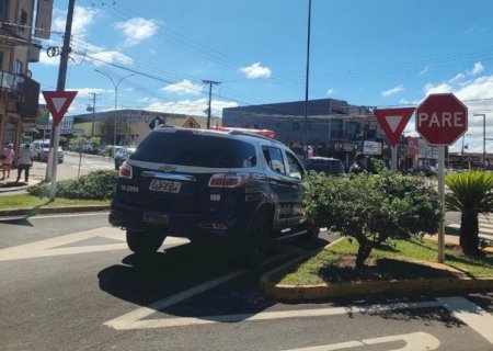 Mulher ameaça equipe com faca durante cumprimento de mandado envolvendo criança em Ivinhema