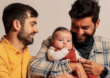 Homens gays transformam sonho antes considerado impossível em novas formas de paternidade