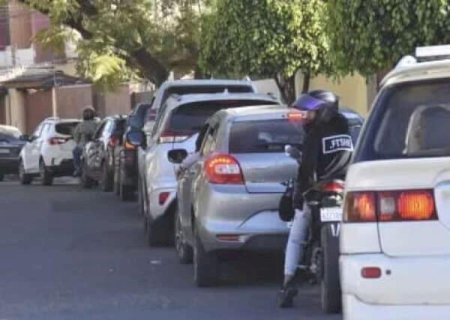 Do lado boliviano da fronteira, motoristas enfrentam filas por combustível