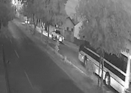 Motociclista derrapa em quebra-molas e morre após ser atropelado por ônibus