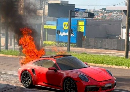 Pai e filho escapam de incêndio, mas fogo consome Porsche de R$ 1 milhão