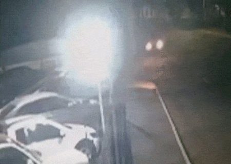 Carro de R$ 98 mil é destruído após veículo invadir garagem e fugir