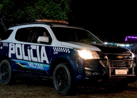 Grupo armado invade casa, rende mulher e mata rapaz na frente da família