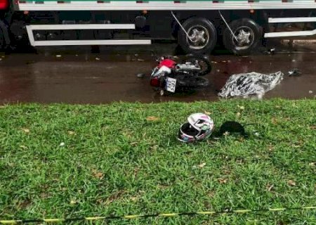 Rapaz de 19 anos morre ao bater motocicleta em caminhão estacionado