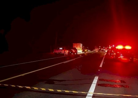 Colisão frontal entre caminhão e micro-ônibus da Prefeitura de Imbituva deixa 21 mortos e quatro feridos em Ipiranga, no Paraná.