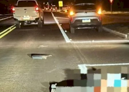 Mulher morre atropelada na BR-463 e motorista deixa local sem prestar socorro