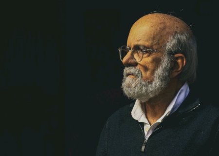 'A perda de um filho nos deixa semimortos', diz autor do livro 'Elogio à Saudade'