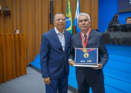 Hashioka presta homenagem a advogado com Medalha do Mérito Advocatício na Alems