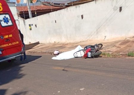Cozinheira de asilo morre em acidente entre caminhão e moto