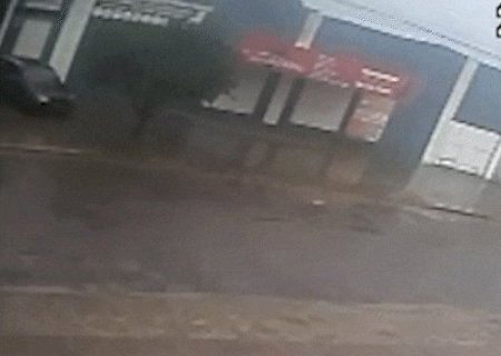Dupla leva 4 minutos para furtar carro de açougueiro durante expediente