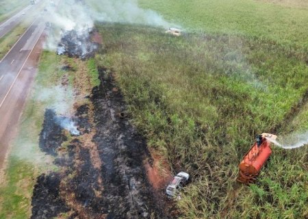 Carro lotado de cigarro paraguaio foge da PRF, pega fogo e causa incêndio em lavoura de cana