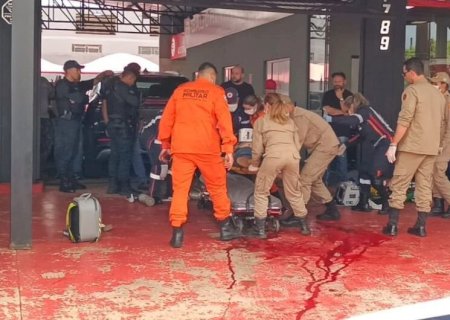 Jovem é baleado com tiros na cabeça em garagem de veículos em Dourados