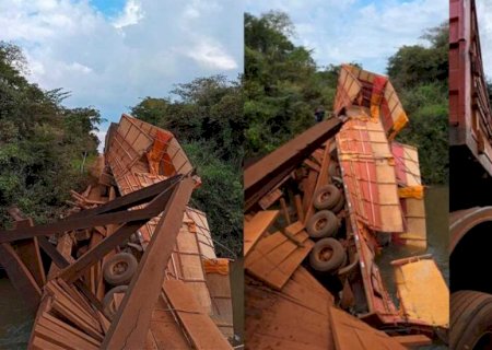 Carreta carregada de milho tomba após ponte de madeira ceder em MS