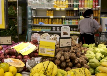 Intenção de consumo das famílias recua em agosto, aponta CNC