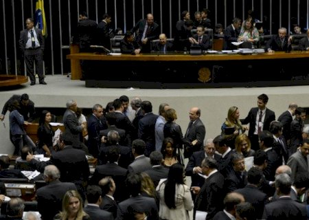 Congresso pode votar fim da escala 6×1 e da ‘taxa das blusinhas’ nesta semana