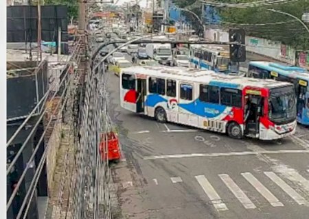 Criminosos usam ônibus em barricadas contra operação policial no Rio
