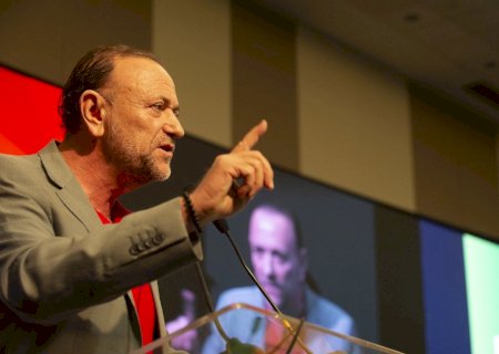 Presidente do PT vê crise institucional e defende apuração no STF