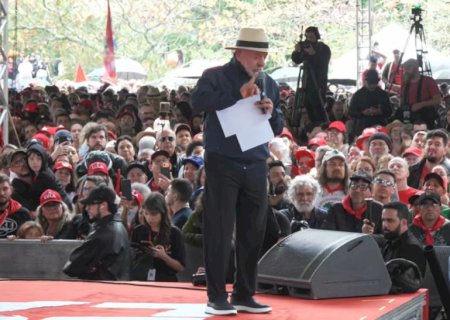 Lula faz campanha em reduto do bolsonarismo, diz que Flávio quer tirar o pai da cadeia e prega fim das bets