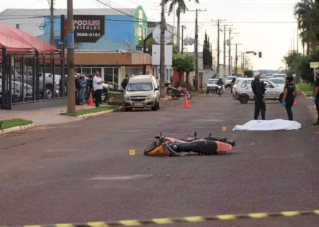 Motociclista bate em canteiro, "voa" e morre após atingir árvore