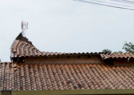 Idoso sobe de escada em telhado, cai e morre em MS