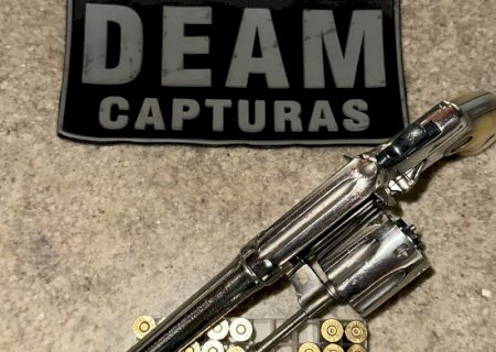 Alvo de mandado de prisão preventiva, homem é flagrado com arma