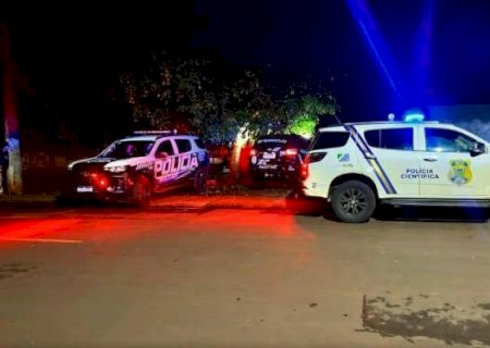 Mulher é executada a tiros e homem fica ferido durante ataque em residência