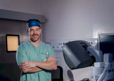 Robô em cirurgia plástica: brasileiro avança no uso da tecnologia para lifting facial