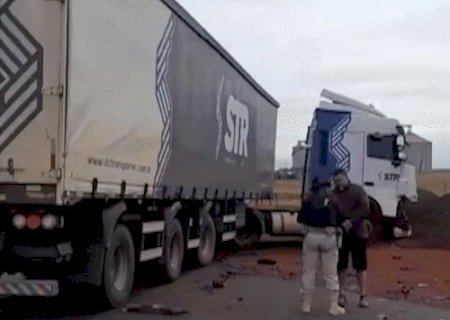 Acidente entre caminhonete e carreta deixa condutor e 2 adolescentes mortos